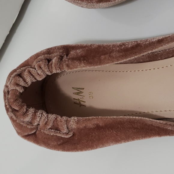Womens Super Cute and Comfortable H&M Velvet Pointed Toe Ballet Flats - Picture 2 of 6